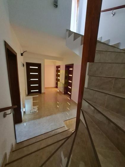 Casă individuală cu 5 camere decomandat cu Canalizare în Central