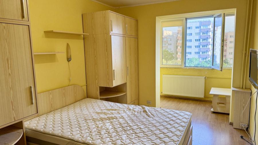Apartament cu 3 camere semidecomandat în Gorjului