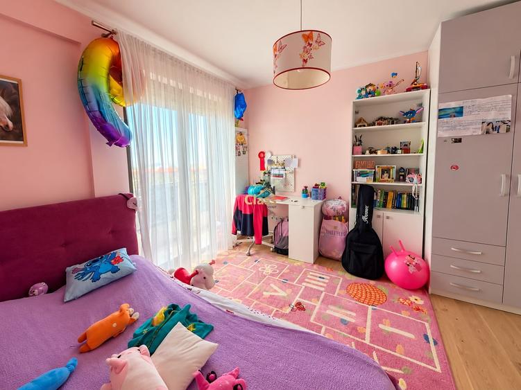 Apartament cu 3 camere decomandat, mobilat în Europa