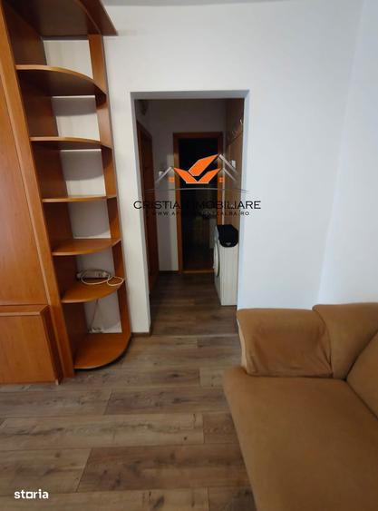 Apartament cu 3 camere semidecomandat în Cetate