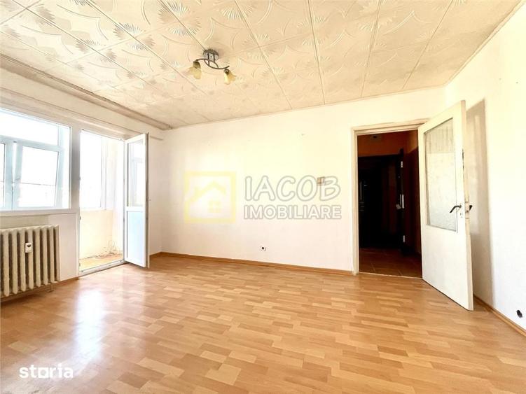 Apartament cu 3 camere semidecomandat în Republicii