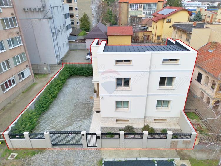 Casă cu 7 camere cu Teren 357 Mp în Romanilor
