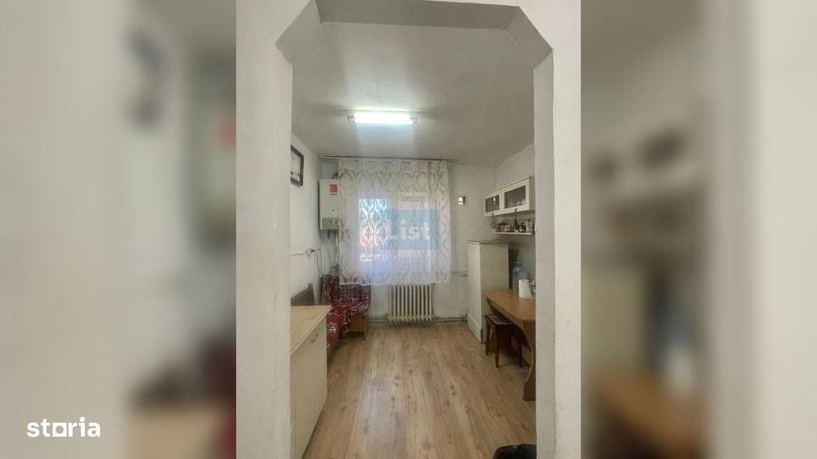 Apartament cu 3 camere semidecomandat în Micro IV