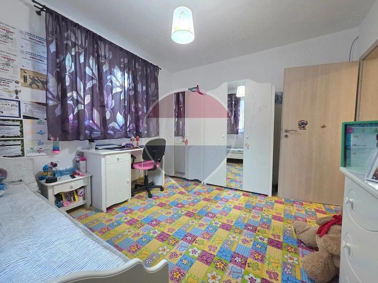 Casă cu Teren 689 Mp în Est