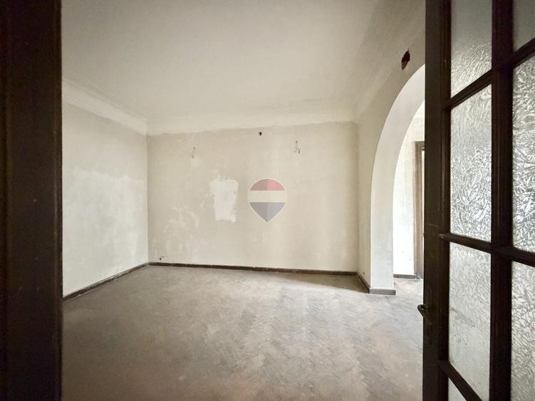 Apartament cu 3 camere semidecomandat în P-ța Romană