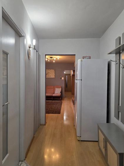 Apartament cu 3 camere semidecomandat, mobilat în Central