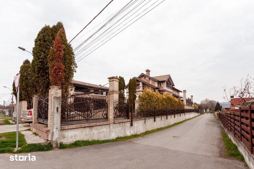 Casă cu 8 camere cu Teren 1229 Mp în Zăvoi
