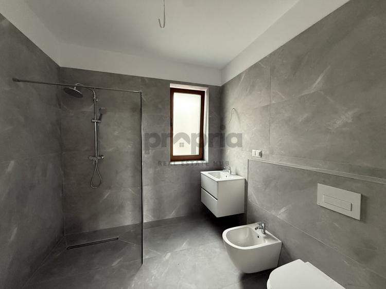 Apartament cu 3 camere decomandat în Tractorul