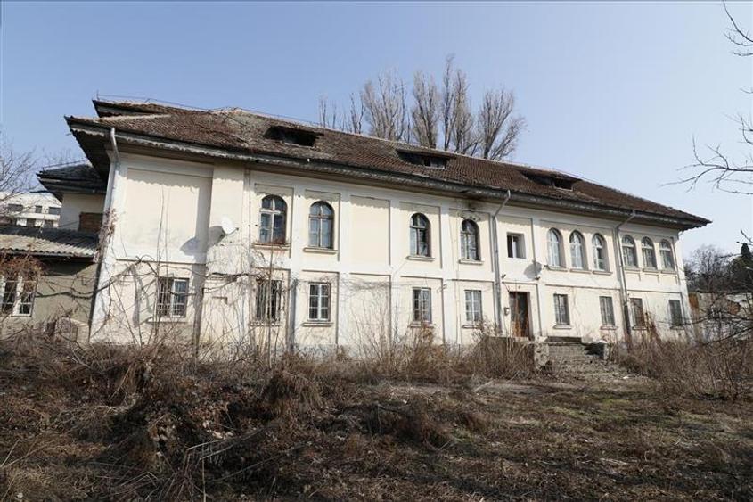 Casă individuală cu 14 camere cu Canalizare în Tătărași