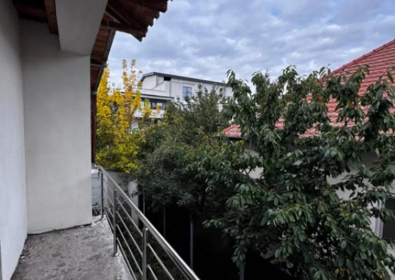 Casă cu 7 camere cu Teren 301 Mp în George Enescu