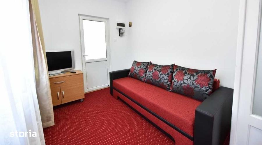 Apartament cu 3 camere semidecomandat în Tei