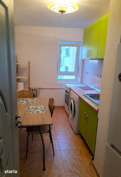Apartament cu 3 camere semidecomandat în Tineretului