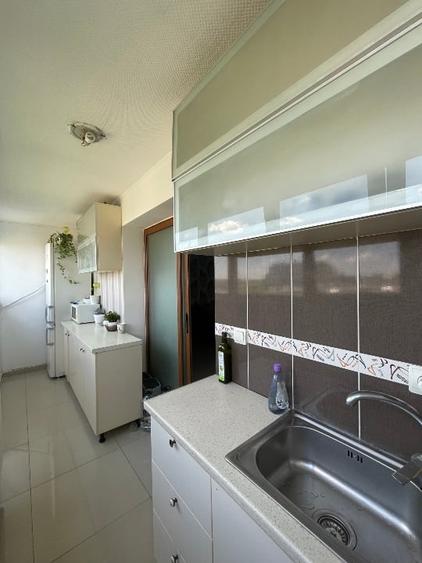 Apartament cu 3 camere decomandat, mobilat în Titan