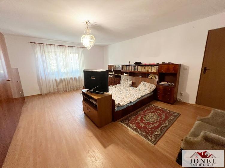 Casă individuală cu 9 camere cu Canalizare în Central