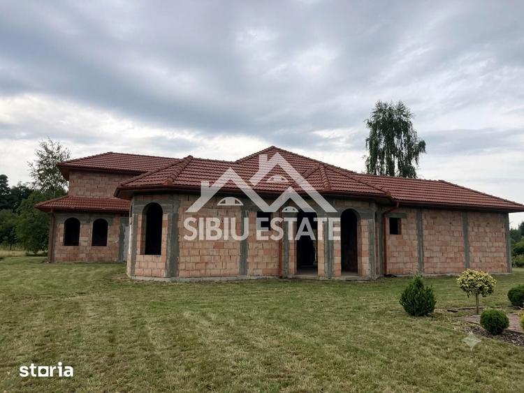 Casă cu 8 camere cu Teren 55000 Mp în Central