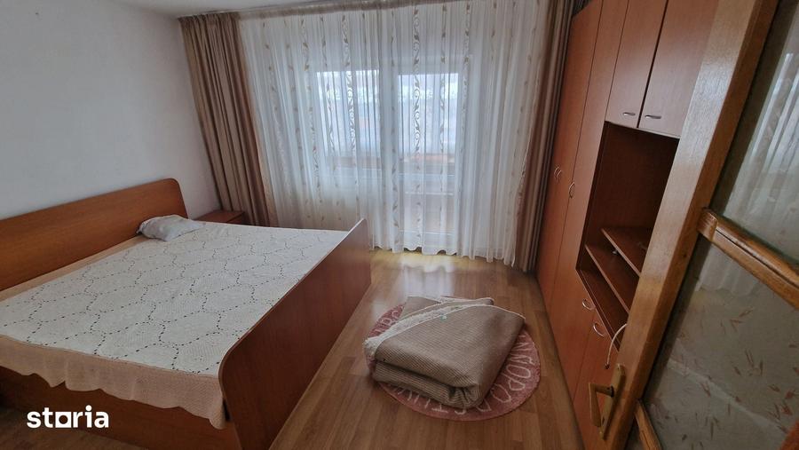 Apartament cu 3 camere decomandat în Tractorul