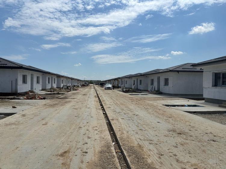 Casă individuală cu 4 camere cu Canalizare în Tunari
