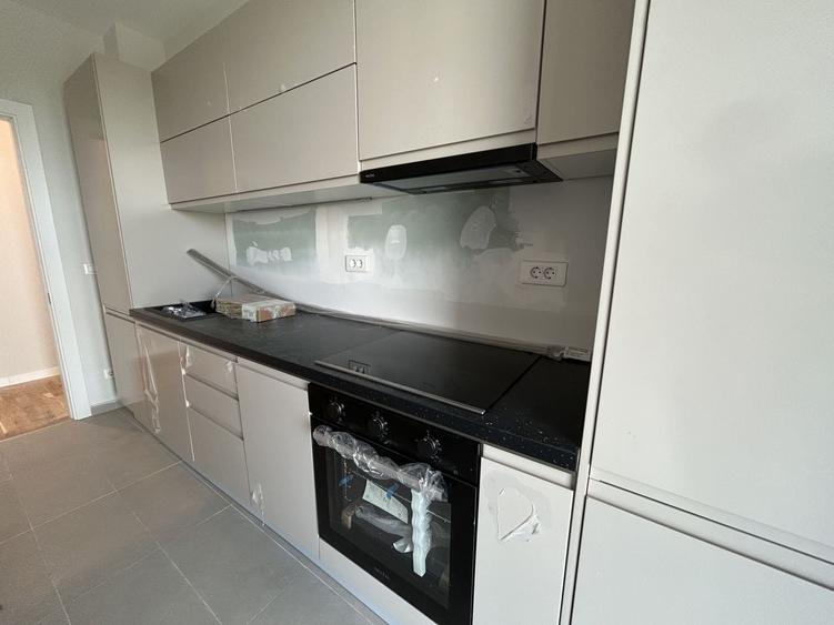 Apartament cu 3 camere semidecomandat în P-ta Presei Libere