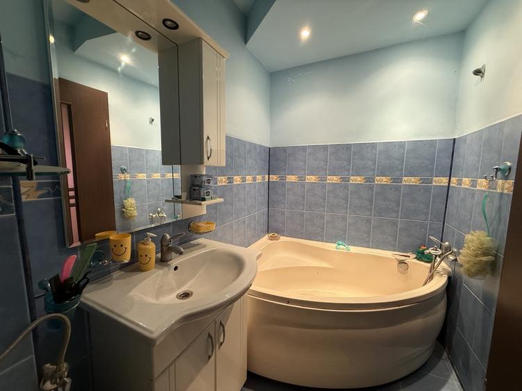 Apartament cu 3 camere decomandat în Complex Studențesc