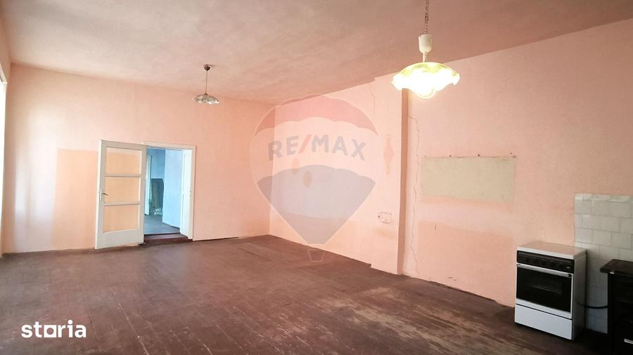 Casă cu 7 camere cu Teren 317 Mp în Central