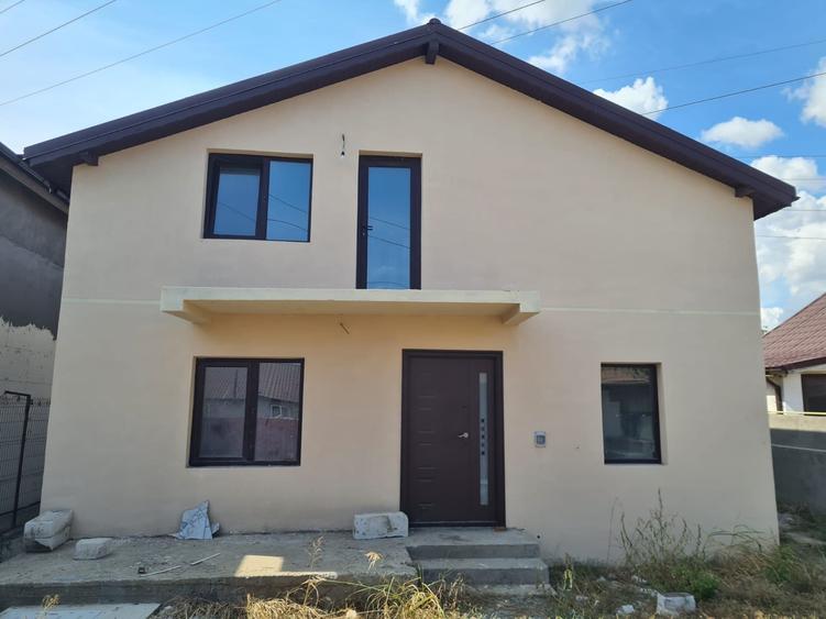 Casă cu 5 camere cu Teren 160 Mp în Est