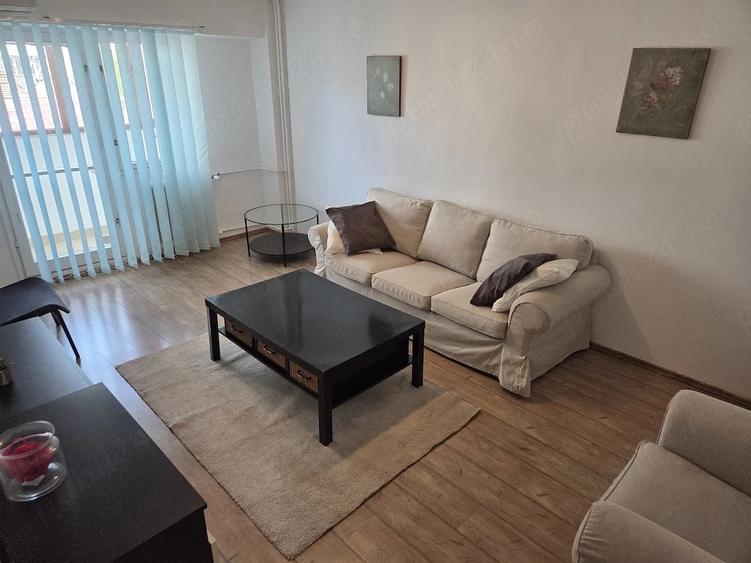 Apartament cu 3 camere decomandat în P-ța Victoriei