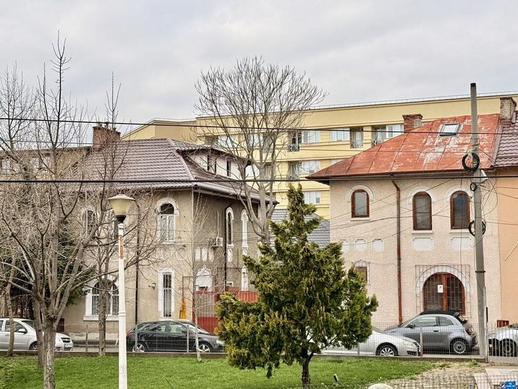 Casă cu 6 camere cu Canalizare în Regie