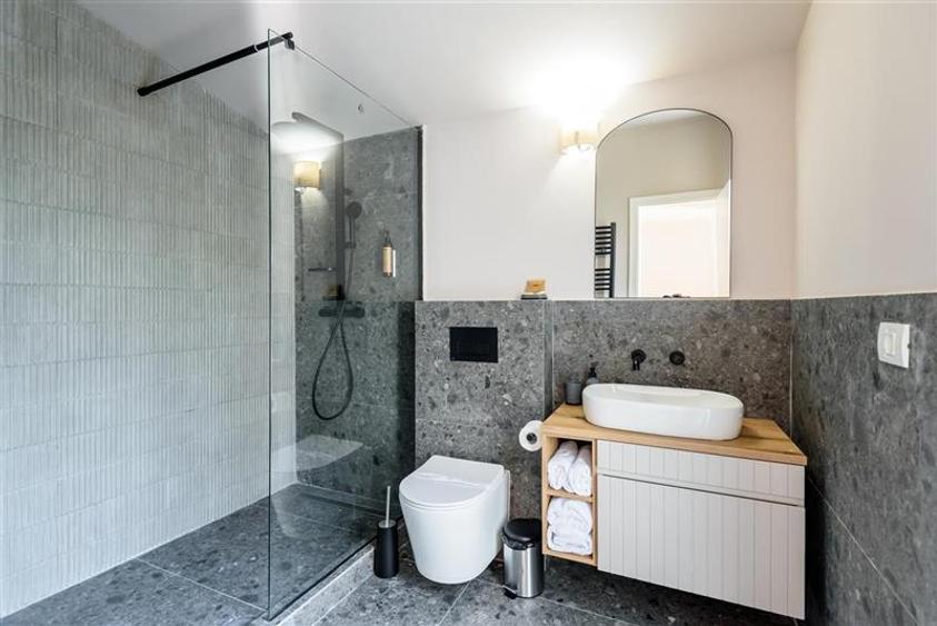 Casă individuală cu 8 camere cu Canalizare în Central