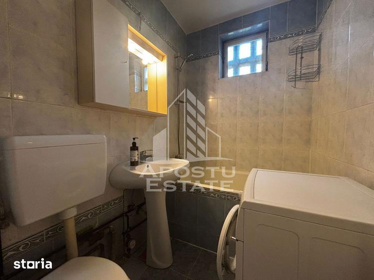 Apartament cu 3 camere semidecomandat, mobilat în Central