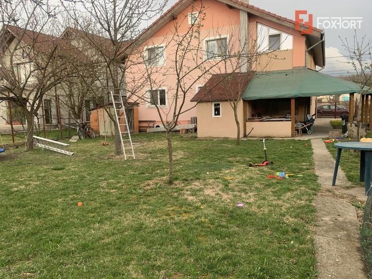 Casă individuală cu 9 camere cu Canalizare în Dumbrăvița