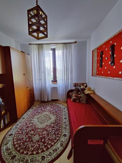 Casă individuală cu 7 camere cu Canalizare în Ghiroda