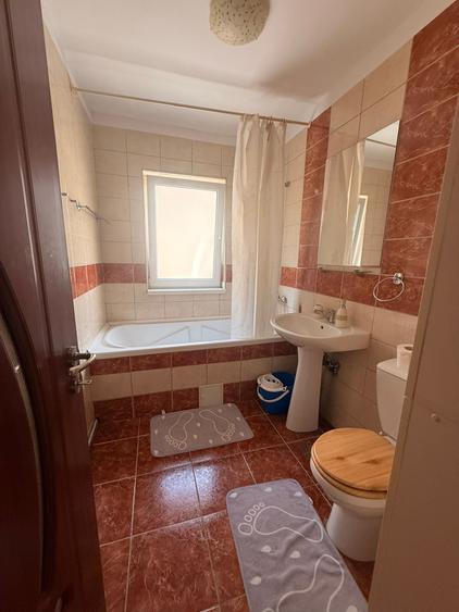 Apartament cu 3 camere semidecomandat în Florești
