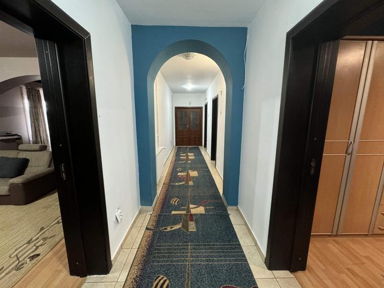 Casă individuală cu 8 camere cu Teren 1000 Mp în Radomirești