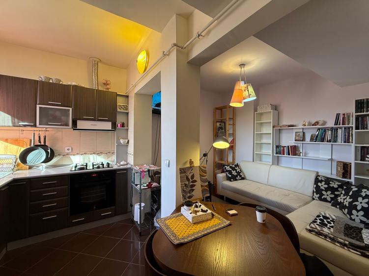 Apartament cu 2 camere semidecomandat în 1 Mai