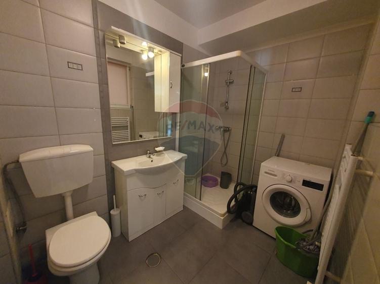 Apartament cu 3 camere semidecomandat în P-ța Victoriei
