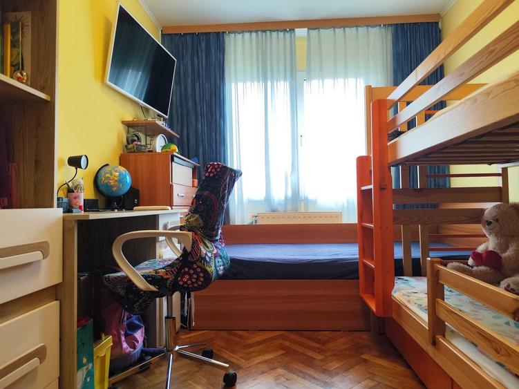 Apartament cu 3 camere semidecomandat în Astra