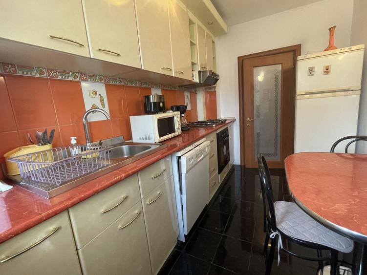 Apartament cu 3 camere decomandat, mobilat în Victoriei