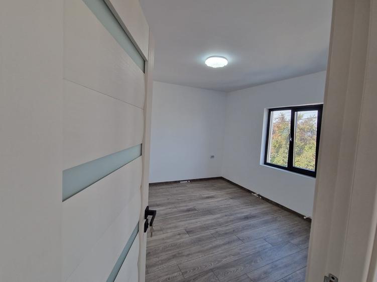 Casă cu 3 camere cu Teren 200 Mp în Lumina