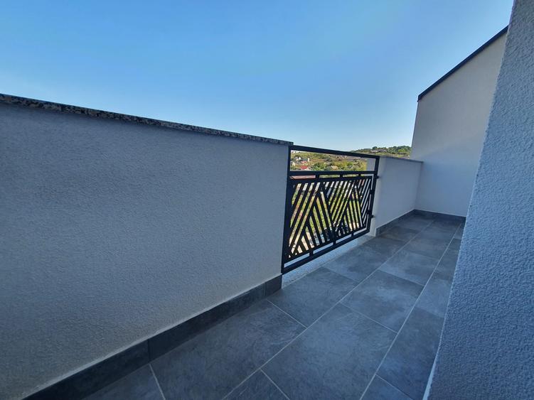 Duplex cu 4 camere cu Canalizare în Bucium