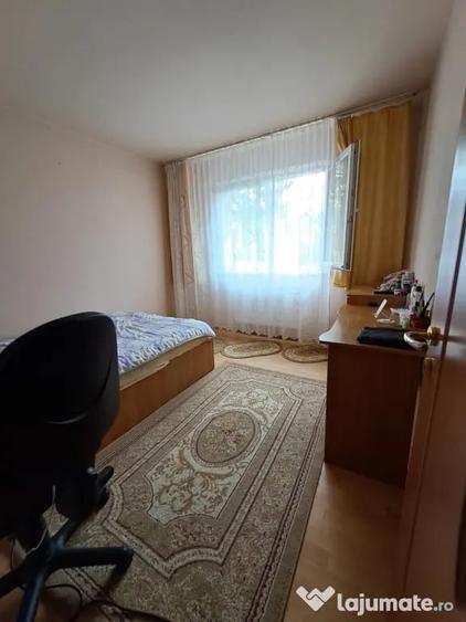 Apartament cu 3 camere semidecomandat în Micro 15