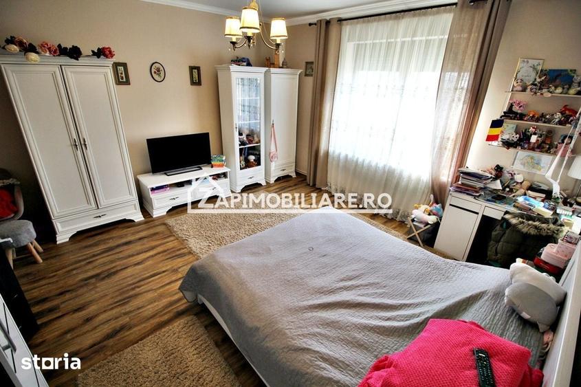 Casă cu 8 camere cu Teren 1100 Mp în Sântana de Mureș