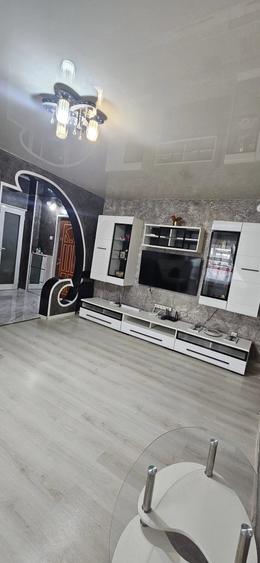 Apartament cu 3 camere semidecomandat în Micro 17