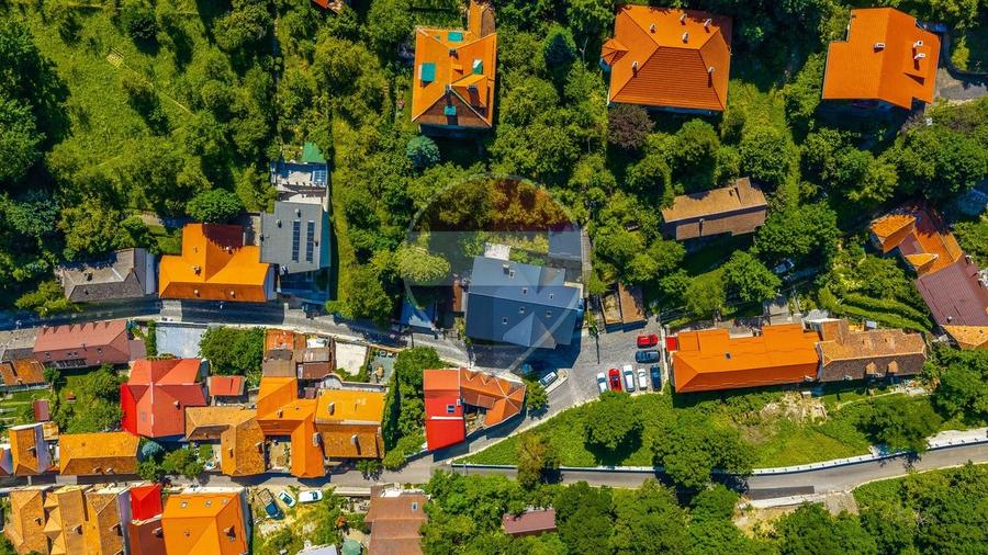 Casă individuală cu 24 camere cu Teren 3140 Mp în Schei