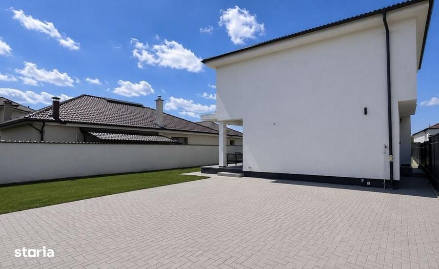 Casă cu 4 camere în Cristian
