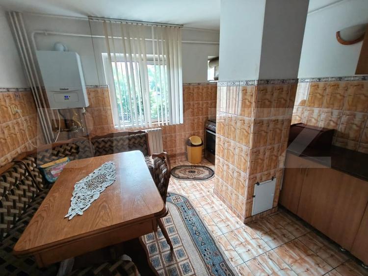 Apartament cu 3 camere decomandat, mobilat în Rovine