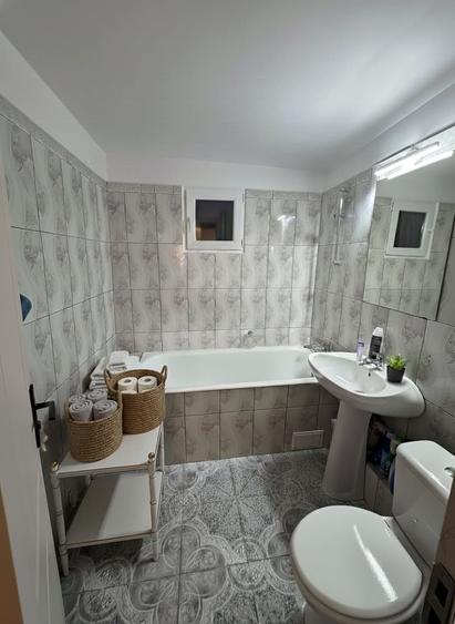 Apartament cu 3 camere semidecomandat în Rahova