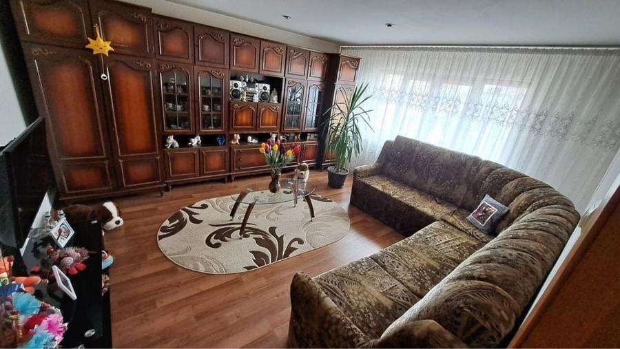 Apartament cu 3 camere decomandat în Crihala
