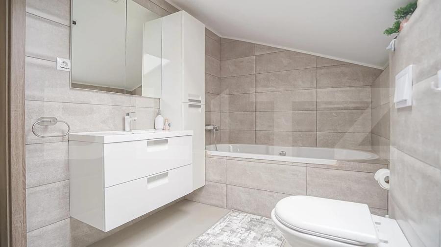Apartament cu 4 camere decomandat, mobilat în Florilor