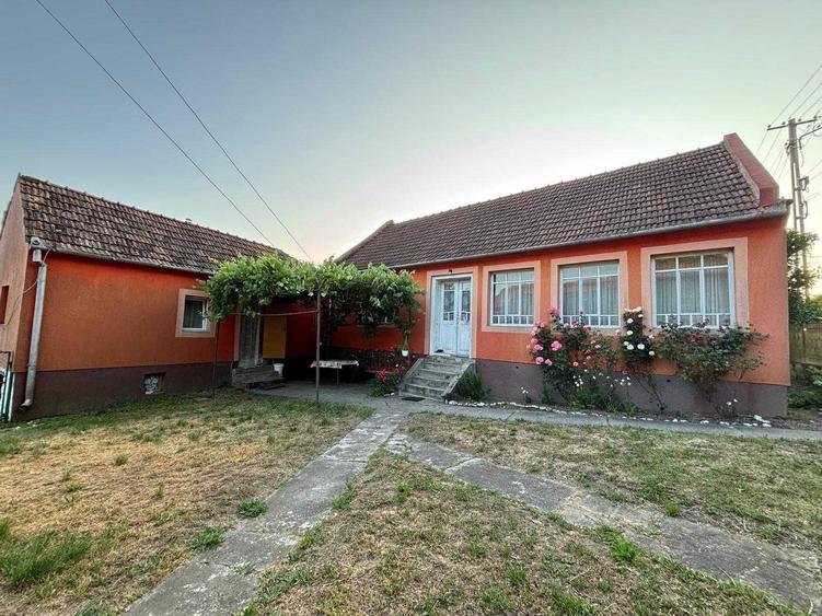 Casă cu 4 camere în Central