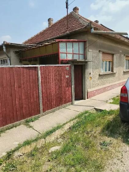 Casă cu 2 camere cu Teren 220 Mp în Central